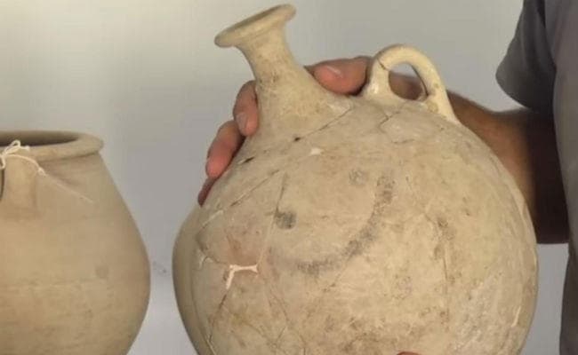 OMG : 3,700 साल पुराने बर्तन पर मिला दुनिया का सबसे पुराना इमोजी...?