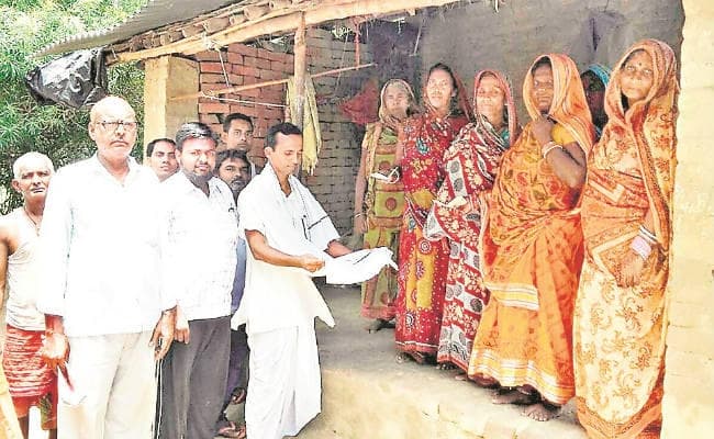 भिक्षाटन कर मुखिया ने स्कूल के लिए खरीदी जमीन