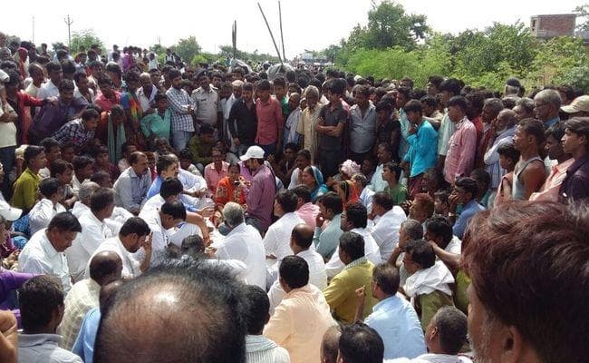 VIDEO : विधायक प्रतिनिधि की हत्या के बाद मुजफ्फरपुर में बवाल, NH पर उतरे आक्रोशित लोग