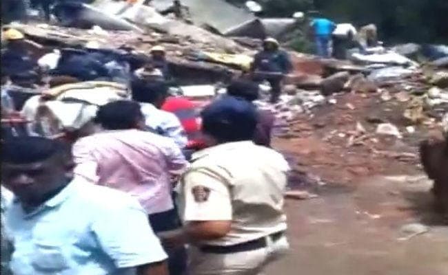 मुंबई: घाटकोपर में इमारत गिरी, 3 की मौत, कई अभी भी फंसे हैं मलबे में
