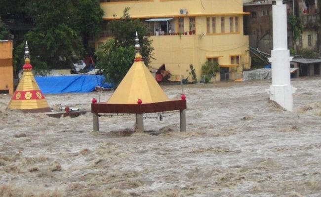 गुजरात में बाढ़ का कहरः अबतक 70 की मौत, पीएम मोदी करेंगे हवाई सर्वेक्षण