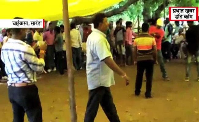 सारंडा में खूब लोकप्रिय है "मुर्गा लड़ाई", एक मुर्गे पर डेढ़ लाख का दावं