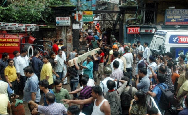 कोलकाता में ढही पुरानी इमारत, दो की मौत, कई घायल