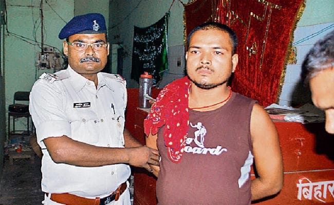 डिप्टी मेयर के घर पर गोलीबारी, एक धराया