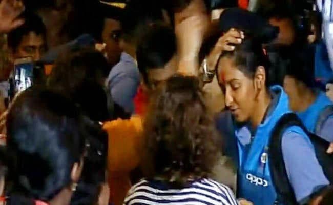 VIDEO : लंदन में देश का झंडा बुलंद कर स्वदेश लौटी भारत की बेटियां, स्वागत में उमड़े फैन्स