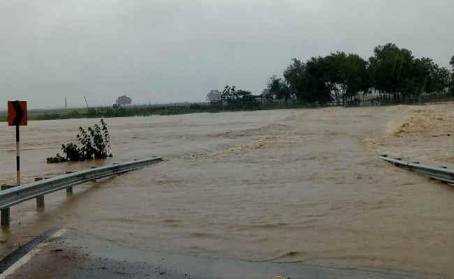 IN PICS : लोहरदगा में एंबुलेंस बही, वासेपुर में भरभरा कर गिरा मकान, हजारीबाग के बड़कागांव में पुल बहा, देखें VIDEO