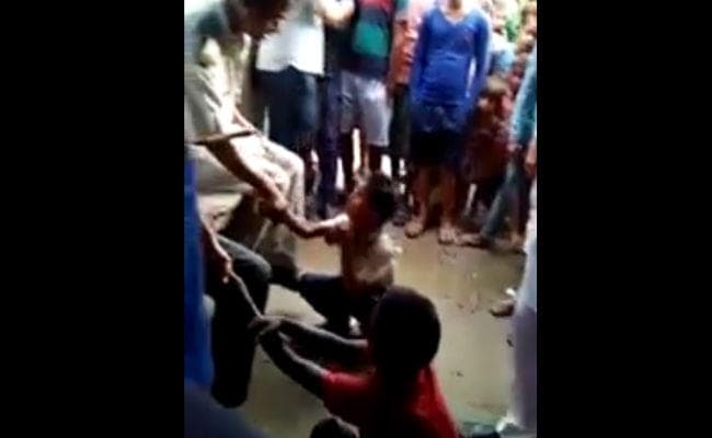 दो बच्चों की पुलिस वालों ने जमकर की पिटाई, वीडियो वायरल,सस्पेंड