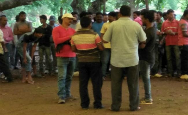 झारखंड : सारंडा में मुर्गा लड़ाई का आंखों देखा हाल, काजू-बादाम खाकर तैयार होते हैं मुर्गे, VIDEO