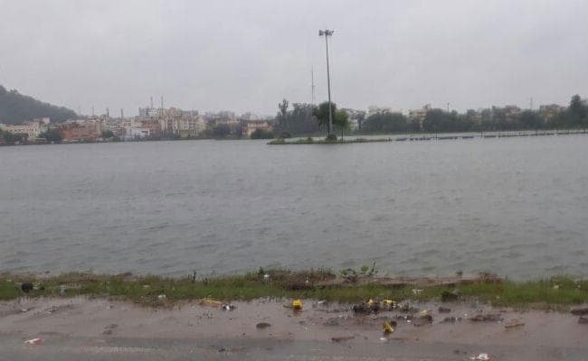 तस्वीरों में देखें, कैसे बारिश ने थामी रांची की रफ्तार