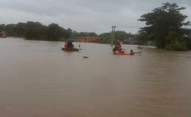 पुल से गिरी होंडा सिटी, पानी में समायी, अगले दिन क्रेन से निकाली गयी कार, दो की मौत, देखें VIDEO