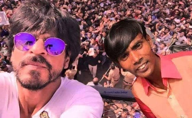 वायरल हो रही है शाहरुख संग बांग्‍लादेशी ''सुपरस्‍टार'' की ये सेल्‍फी, लेकिन सच तो कुछ और ही है...!