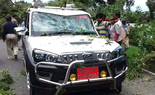 रोहतास : बाल-बाल बचे बिक्रमगंज के SDM, गाड़ी पर गिरी पेड़ की टहनी