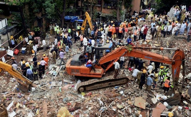 घाटकोपर हादसा: मलबे में दबे पिता ने बेटे को किया फोन, सासें चल रही हैं, बाहर निकालो