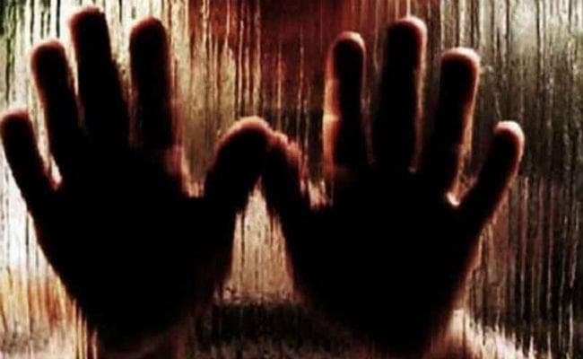 शर्मनाकः पाकिस्तान में पंचायत के फरमान पर परिवार के सामने ही लड़की से किया रेप