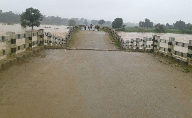 प्रखंड मुख्यालय से कहीं कट न जाये गांवों का संपर्क, एक हफ्ते पहले हुई बारिश में बह गयी  बांधपुरवा नाला पर बनी पुलिया