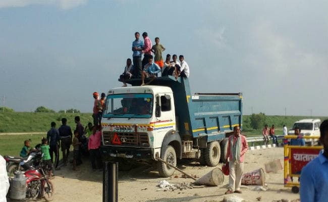 तेजस्वी को टीवी पर दिखाना था अपना फुटेज, इसलिए काटा बवाल, डीएम-एसपी पर हमला, Photos