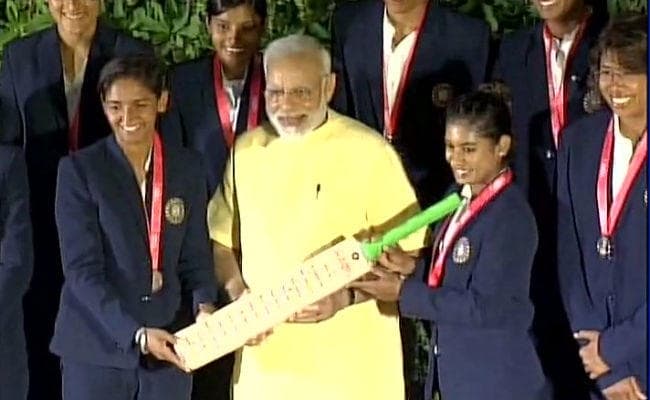 विश्व कप की रनरअप महिला क्रिकेट टीम ने प्रधानमंत्री से मुलाकात की