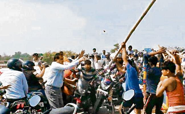 सोनपुर में राजद समर्थकों ने सारण के डीएम को पीटा