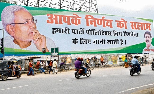 बदली सियासत को बयां कर रहीं बड़ी-बड़ी होर्डिंग्स