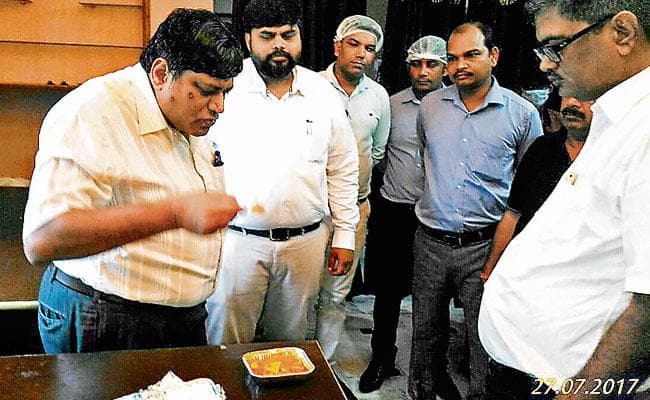 राजधानी एक्सप्रेस के बेस किचन में कमियां देख भड़के डीआरएम