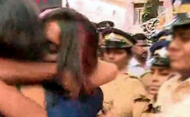 जब महिला ने किया सरेआम पुलिसवाले को किस