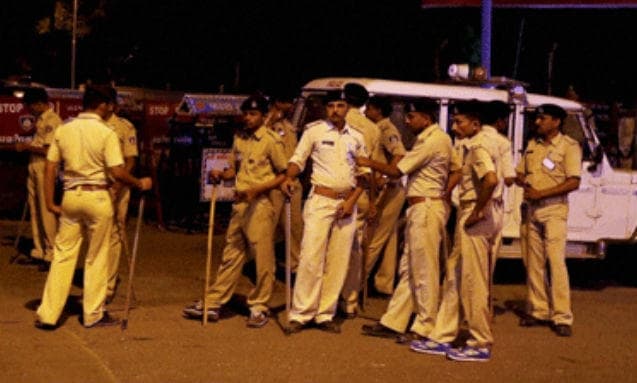 पीसीसी सड़क का निरीक्षण करने गये थानाध्यक्ष व सीओ पर हमला, वाहन को किया क्षतिग्रस्त
