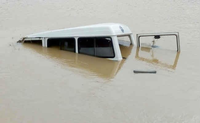 पलामू के चार लोगों के साथ लोहरदगा के सिठियो में कोयल नदी में बही एंबुुलेंस मिली