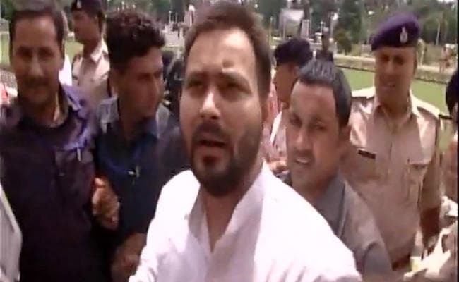 28 साल के युवक ने आरएसएस के सामने घुटने नहीं टेके, मंझे राजनीतिक खिलाड़ी ने टेक दिये : तेजस्वी