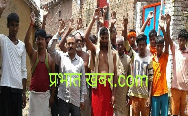 डुमरांव : वर्षों बाद भी नहीं बनी नाली-गली, आक्रोशित ग्रामीणों ने किया प्रदर्शन...VIDEO