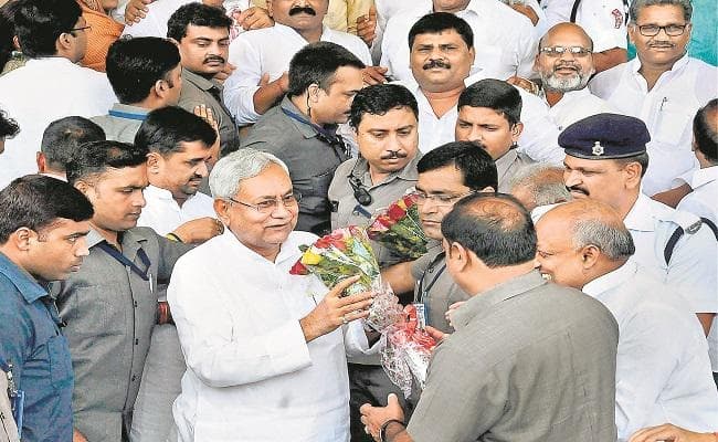 नीतीश ने कहा, धन संपत्ति अर्जित करने वाले का नहीं दे सकता साथ