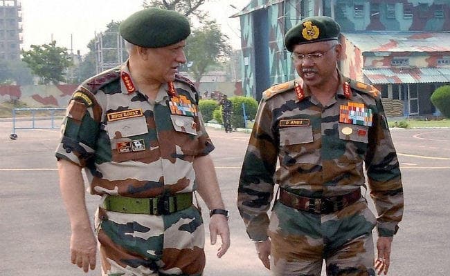 सेना प्रमुख ने J&K में चौकियों का किया निरीक्षण, सैनिकों को ”तैयार रहने” का दिया निर्देश
