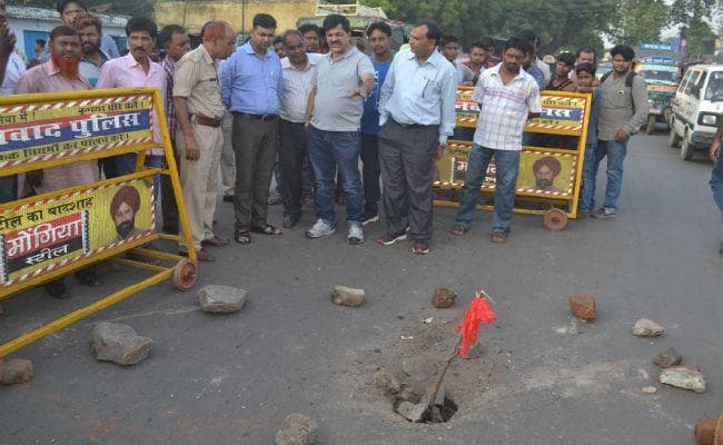 झारखंड : धनबाद के झरिया-सिंदरी मुख्य मार्ग पर गोफ, अफरा तफरी का माहौल