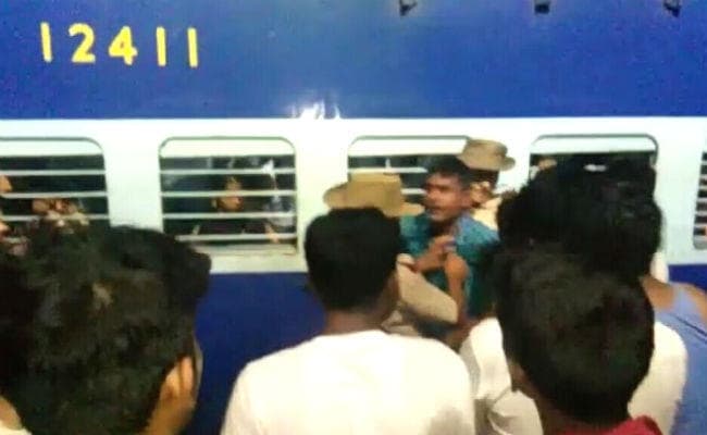 महिला की सूझबूझ से पकड़ लिया गया मंगलसूत्र छीन कर भाग रहा चोर, देखें वीडियो