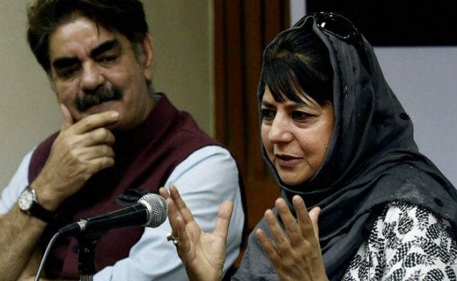 पढ़ें, आखिर महबूबा ने क्यों कहा कि जम्‍मू-कश्‍मीर में तिरंगे को थामने वाला कोई नहीं होगा...