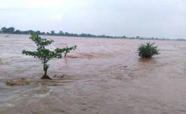 तेज बहाव की चपेट में आये तीन बच्चे, दो को बचाया गया एक की मौत