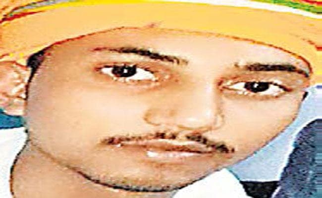 फांसी लगाने गया था, रस्सी टूटी, अपार्टमेंट के नौवें तल्ले से गिरा क्रिकेटर, मौत