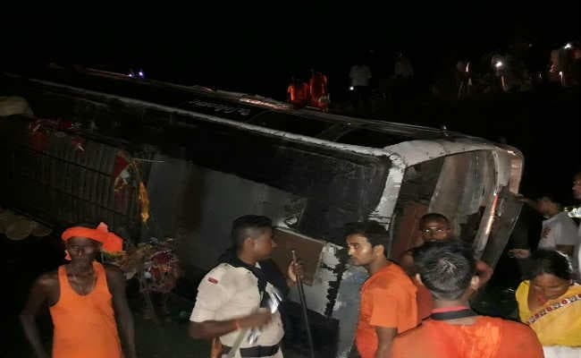 सोनो-झाझा मुख्य मार्ग पर कांवरियाें से भरी बस पुलिया से गिरी, 1 की मौत, दर्जनों घायल