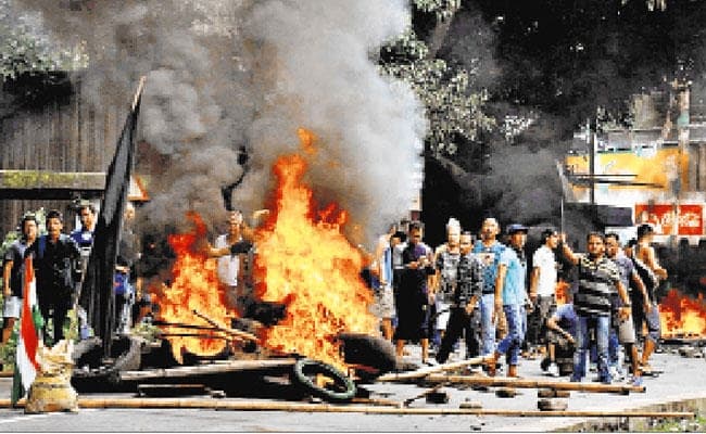टकराव: पुलिस और आंदोलनकारियों के बीच भिड़ंत, दोनों ओर से कई लोग हुए घायल गोरखालैंड की आग में दहका सुकना