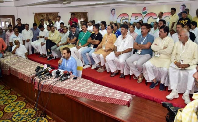 कांग्रेस ने मीडिया के सामने अपने विधायकों की करायी परेड, कहा - विधायकों को खरीदना चाहती थी भाजपा