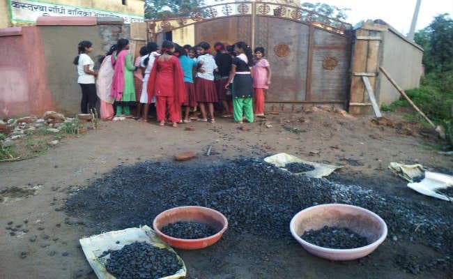 मां बाप ने पढ़ने के लिए भेजा शिक्षक करा रहे हैं मजदूरी