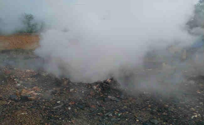 धनबाद में धंस रहे हैं निर्माण, धरती उगल रही है गैस