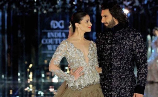 ICW 2017: रणवीर सिंह और आलिया भट्ट ने बिखेरा रैंप पर जलवा, देखें तसवीरें
