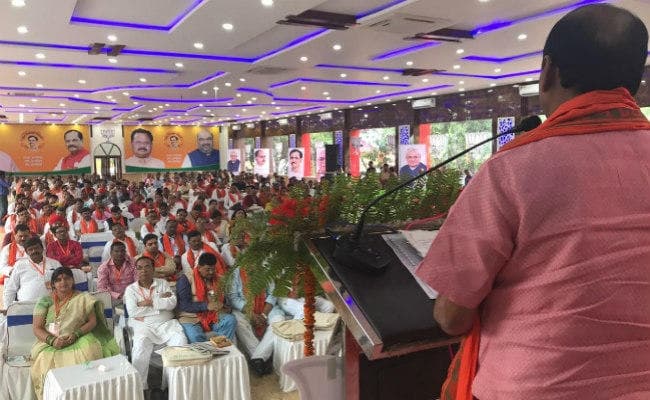 झारखंड भाजपा कार्यकारिणी : आदिवासी आबादी रघुवर के फोकस में, शराबबंदी की ओर बढ़ सकता है राज्य