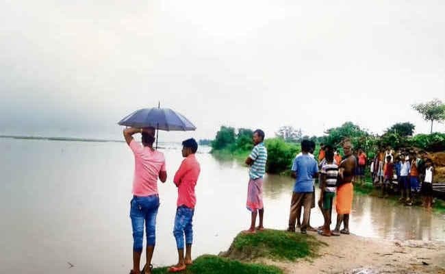 बिहार : गंगा की सहायक नदियों में बढ़ रहा पानी, कटाव और बाढ़ से दहशत में लोग
