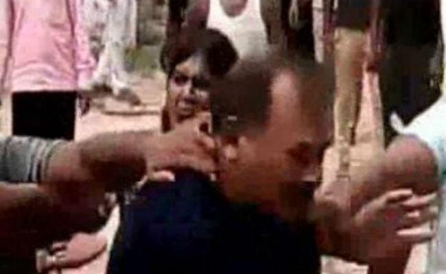 VIDEO: थाने पहुंचीं महिलाएं और पुलिसवालों को जमकर पीटा, जानें क्या है मामला