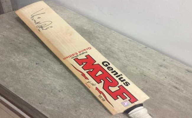 VIDEO : कोहली ने अफरीदी को गिफ्ट किया बल्ला, टी शर्ट पहले ही कर चुके हैं भेंट