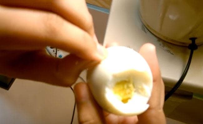 चिंता: आंगनबाड़ी केंद्र में घटिया मिड डे मील देने का आरोप, परोसा प्लास्टिक का अंडा!