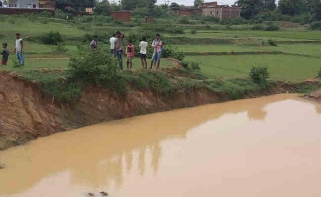 मधुपुर में दो सगे भाई समेत तीन मासूम डूबे