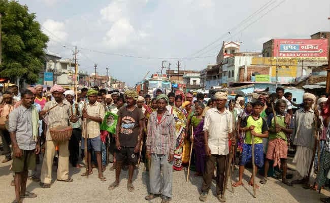 कोडरमा में आदिवासी महिला से सामूहिक दुष्कर्म, तीर-धनुष लेकर सड़क पर उतरे लोग, थाना प्रभारी को घेरा