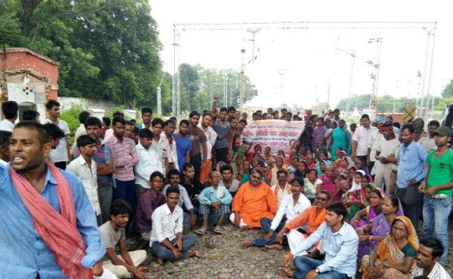 पूर्व विधायक ने रेल कारखाना खुलवाने को लेकर रेलवे ट्रैक पर किया भजन-कीर्तन